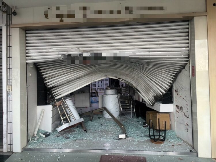 自小客車毀損店家大門  左營警依法偵辦 自小客車毀損店家大門- 左營警依法偵辦