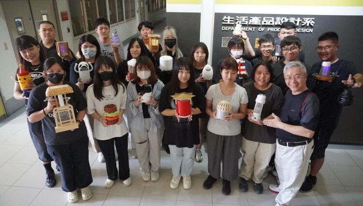 助力防範登革熱-樹科大產設系創新捕蚊燈設計