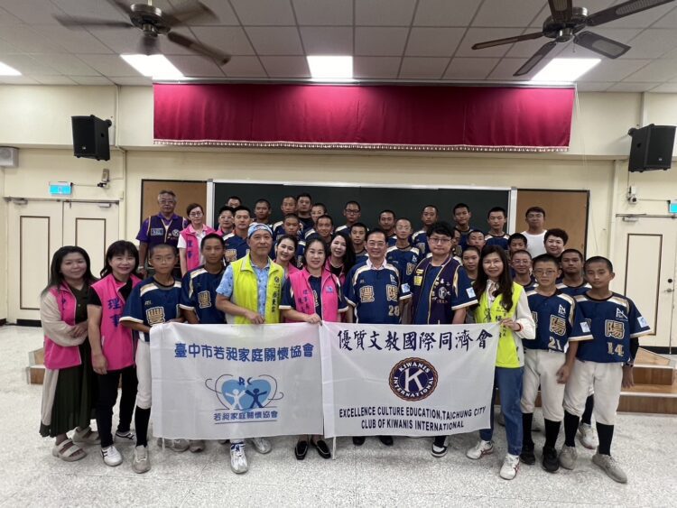若昶家庭關懷協會捐贈棒球衣 支持豐陽國中棒球隊 若昶家庭關懷協會捐贈棒球衣-支持豐陽國中棒球隊