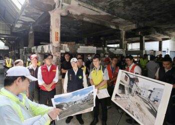 高雄市長陳其邁視察鳳山區市場登革熱防治