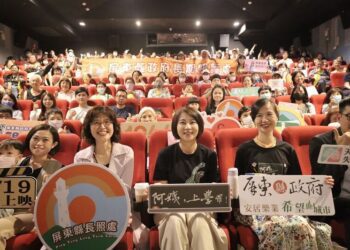 周春米縣長陪「阿姨，上學囉！」-揪鄉親看電影認識失智