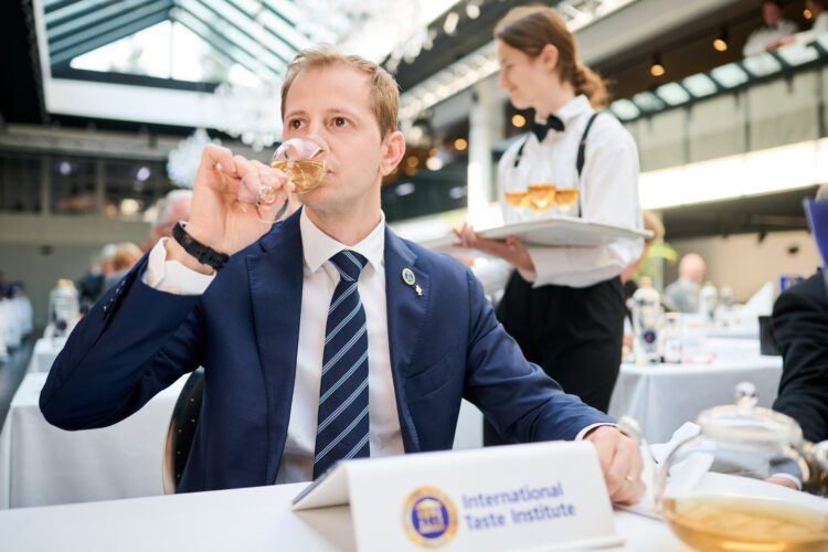 台灣梨山頂級茶葉連摘7星 獲食品界米其林三星認可 台灣梨山頂級茶葉連摘7星 獲食品界米其林三星認可