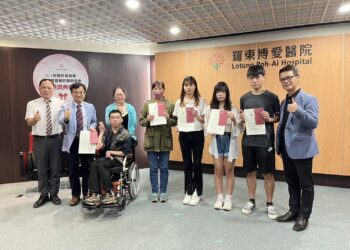 克服腦性麻痺與肢體重度障礙  佛大公事系學生林瑞麟和白鈞勇敢面對人生