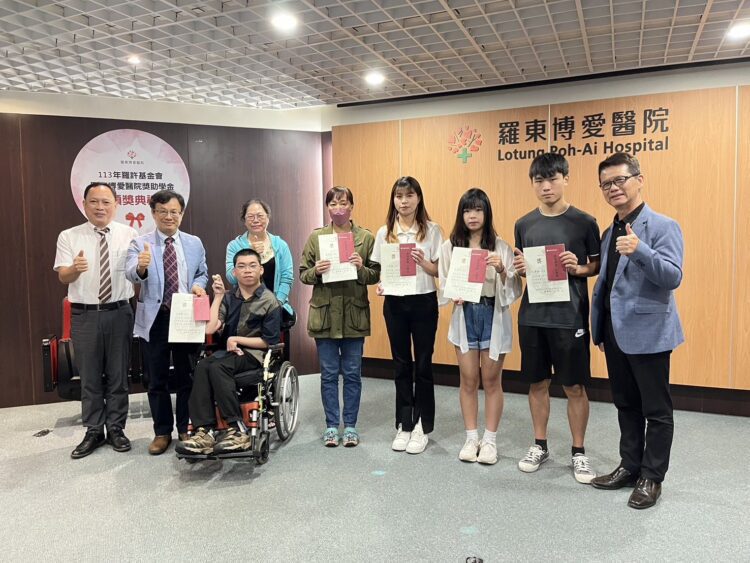 克服腦性麻痺與肢體重度障礙 佛大公事系學生林瑞麟和白鈞勇敢面對人生 克服腦性麻痺與肢體重度障礙 佛大公事系學生林瑞麟和白鈞勇敢面對人生