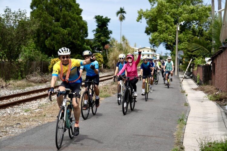 世界自行車日全臺串聯 百位車友挑戰八卦山