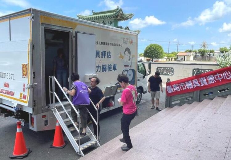 南市聽力障礙者逾萬人-聽力篩檢專車走入偏鄉服務