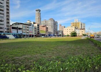 台鐵高雄車站東側71期重劃區，變身開放陽光綠空間