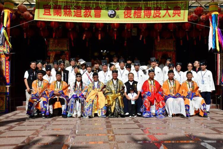 宜蘭縣道教會舉辦復禮傳度大典 最年輕3歲傳度生有模有樣皈依道教 宜蘭縣道教會舉辦復禮傳度大典-最年輕3歲傳度生有模有樣皈依道教