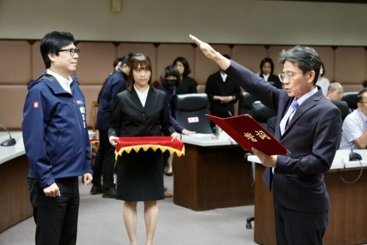 高雄市政府新任人事處處長宣誓就職-陳其邁市長主持交接典禮