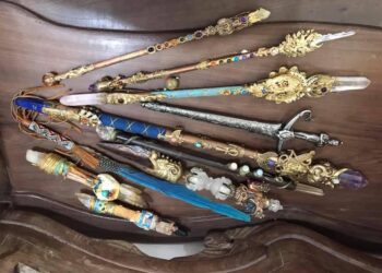 因「美少女戰士」-他開始蒐集各式魔法權杖教塔羅-他立志成為「權杖國王」