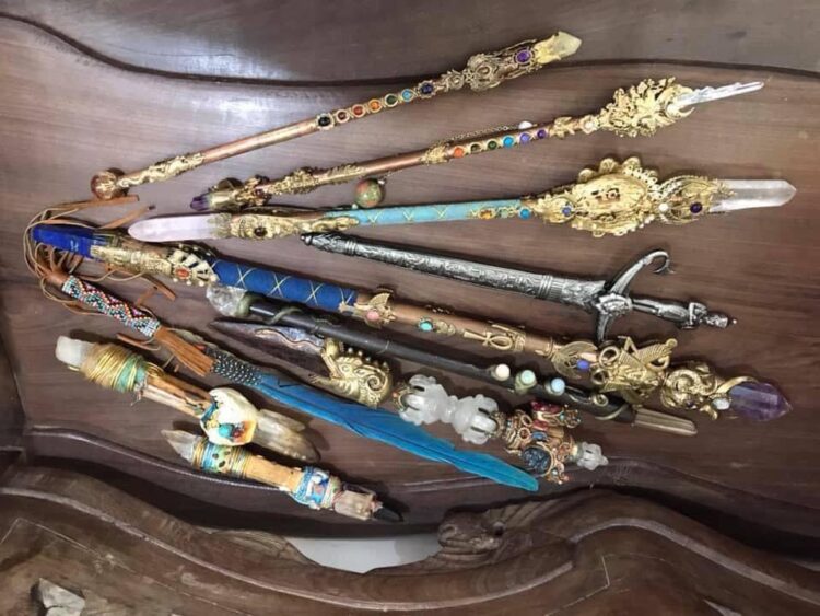 因「美少女戰士」-他開始蒐集各式魔法權杖教塔羅-他立志成為「權杖國王」