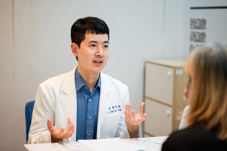 度數暴增竟是早發性白內障！醫：及早發現是關鍵，眼球健康才有條件選最佳人工水晶體