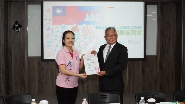 藥師公會x台灣希望之芽協會-藥師公會攜手四大藥廠捐贈藥品-協助義診團柬埔寨義診