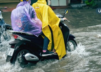 颱風天出門，需要注意什麼？噴到雨水「千萬別揉眼睛」恐釀結膜炎