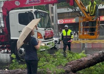 許采蓁：-作秀跑第一。有事不見人-選區淹水了，黃捷人哩？