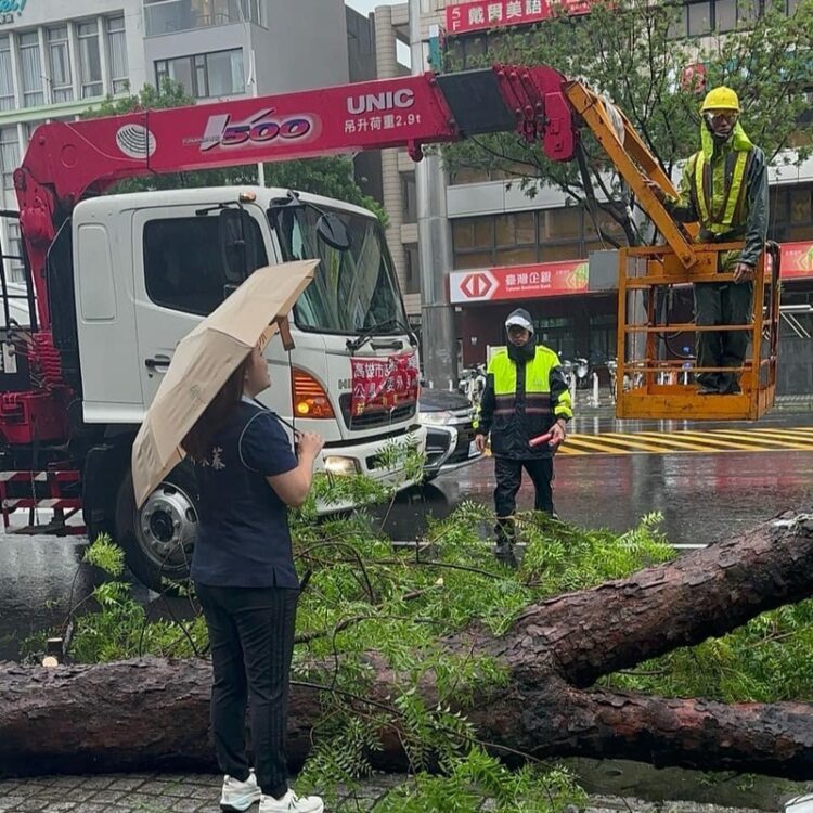 許采蓁: 作秀跑第一。有事不見人 選區淹水了,黃捷人哩? 許采蓁:-作秀跑第一。有事不見人-選區淹水了,黃捷人哩?