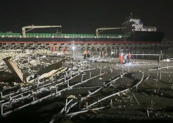 海巡消防聯手救援-「鴻盛88」-8名船員成功脫險登岸