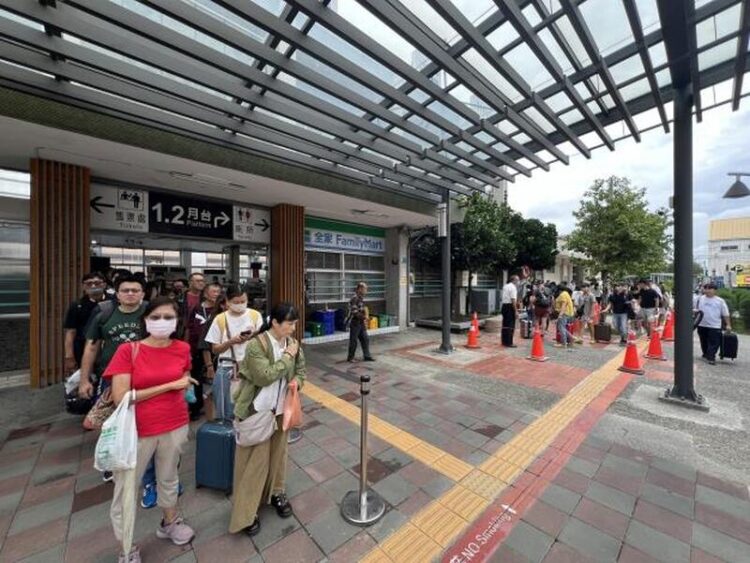 受凱米颱風影響台鐵新營-嘉義營運中斷改以公路接駁