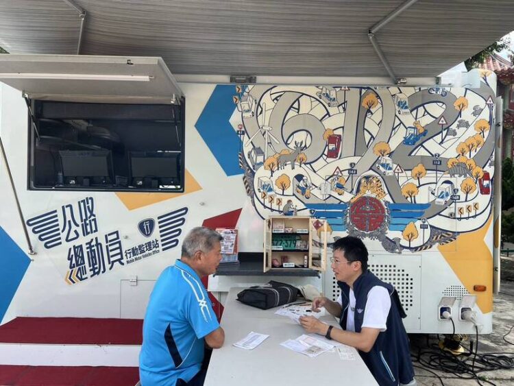 前進高雄市梓官、岡山服務颱風受災嚴重社區辦理車輛停駛、報廢等公路監理業務