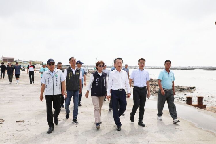 翁章梁關心牡蠣災損-呼籲農民儘速申請現金救助