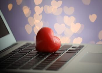 「交友軟體自介」怎麼撰寫?吸引人的自介讓妳桃花朵朵開