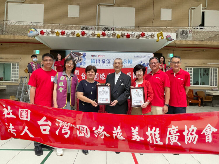 愛與創意助老憨兒作畫 圓緣慈善推廣協會攜手瑞普萊坊志工送愛