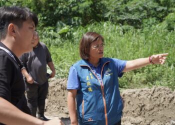 秀林鄉長王玫瑰奔波勘災 協助清淤疏通道路 視鄉民如家人