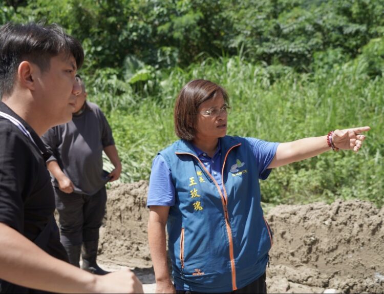 秀林鄉長王玫瑰奔波勘災 協助清淤疏通道路 視鄉民如家人 秀林鄉長王玫瑰奔波勘災 協助清淤疏通道路 視鄉民如家人