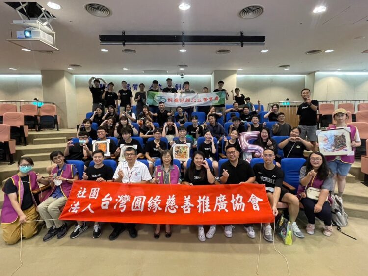 圓緣慈善推廣協會志工為「精神病房迎來清晨」 攜手錠嵂保經彩繪送暖