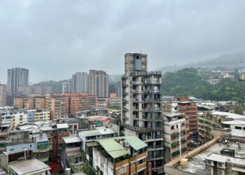 剛交屋大雨狂襲房屋漏水　他「這樣做」順利解約避雷