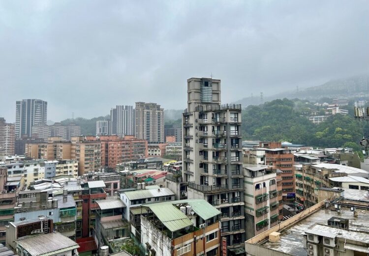 剛交屋大雨狂襲房屋漏水 他「這樣做」順利解約避雷 剛交屋大雨狂襲房屋漏水 他「這樣做」順利解約避雷