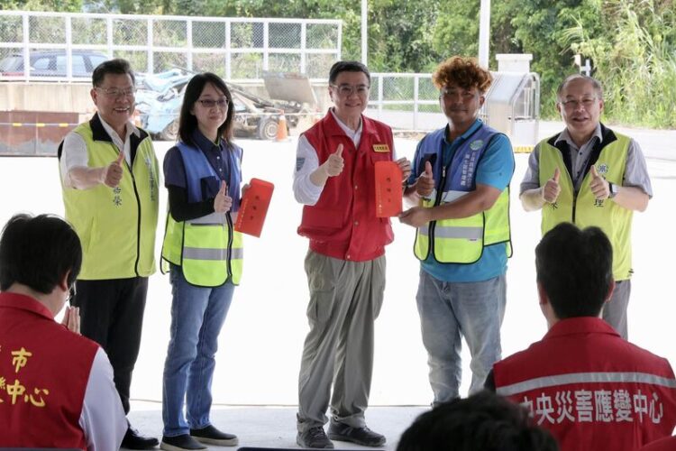 卓榮泰視察高雄颱風災情，積極推動災後復原