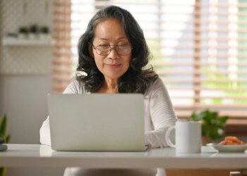 阿嬤心情不佳沒食慾以為憂鬱症，就診發現是白內障惹禍！醫：視力品質差恐引患者憂鬱現象