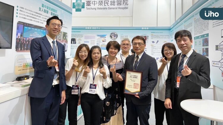 臺中榮總參加第一屆高齡健康產業博覽會 智骨篩榮獲十大高齡友善特色產品 臺中榮總參加第一屆高齡健康產業博覽會-智骨篩榮獲十大高齡友善特色產品