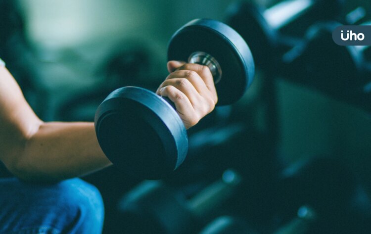 有圖解》手痠抓不緊槓鈴怎麼辦?舉重冠軍教你「1握法」正確舉重 有圖解》手痠抓不緊槓鈴怎麼辦?舉重冠軍教你「1握法」正確舉重