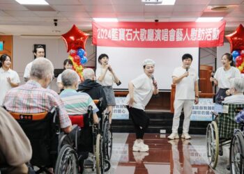 藍寶石演出落幕胡瓜送幸福-率藝人高雄長照機構慰訪