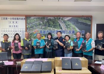 高雄市議員鄭孟洳捐贈防身器具　支持守望相助隊維護治安-（屏東時報）