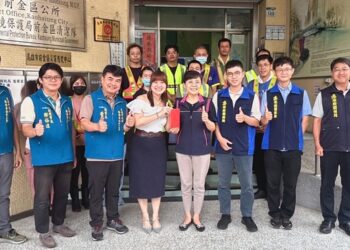 許采蓁募20萬元-親自慰勉颱風過後清理家園基層人員辛勞