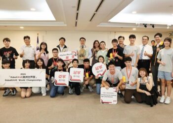 表揚世界機器人大賽獲獎學生-黃偉哲期許用機器人接軌國際為台南爭光