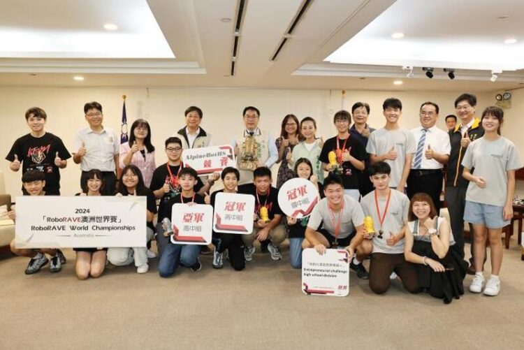 表揚世界機器人大賽獲獎學生 黃偉哲期許用機器人接軌國際為台南爭光 表揚世界機器人大賽獲獎學生-黃偉哲期許用機器人接軌國際為台南爭光