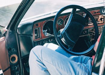 老爸愛心接送「1600趟」只求兒子平安！一段老爺車上的「父子對話」