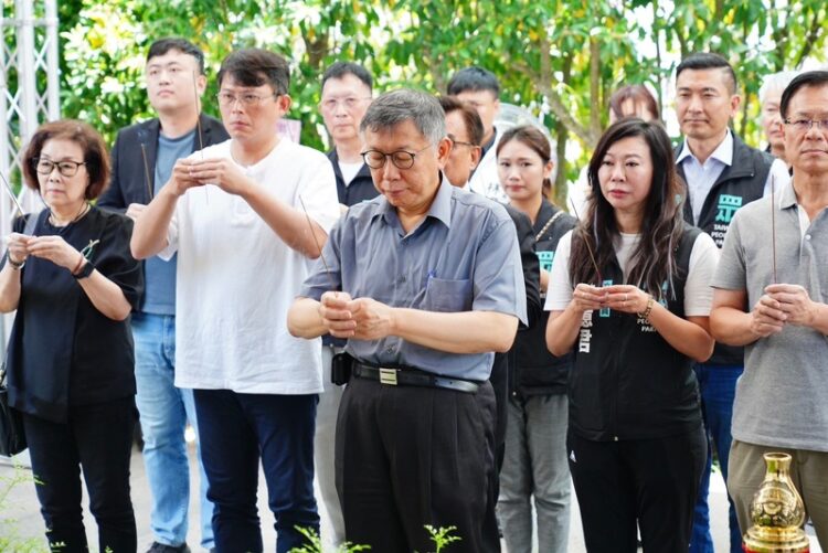 傅崐萁母喪 柯文哲、鄭銘謙赴花蓮致哀 花東鐵公路常中斷 民眾黨籲加強海空運 傅崐萁母喪 柯文哲、鄭銘謙赴花蓮致哀 花東鐵公路常中斷 民眾黨籲加強海空運