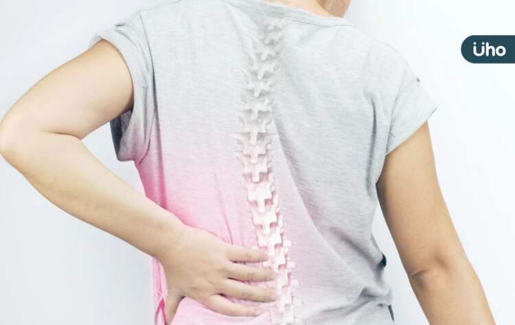 有圖解》抬頭挺胸反而腰背痠痛?醫授「1呼吸法」坐著就能放鬆脊椎 有圖解》抬頭挺胸反而腰背痠痛?醫授「1呼吸法」坐著就能放鬆脊椎