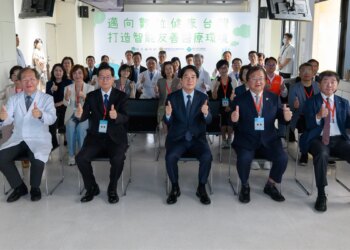 衛福部邱泰源部長陪同賴清德總統，視察台中榮總智慧醫療運作模式