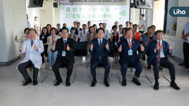 衛福部邱泰源部長陪同賴清德總統,視察台中榮總智慧醫療運作模式 衛福部邱泰源部長陪同賴清德總統,視察台中榮總智慧醫療運作模式