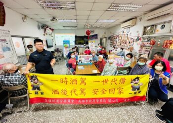 楠梓警分局攜手社區-向高齡長者進行交通安全與反詐騙宣導