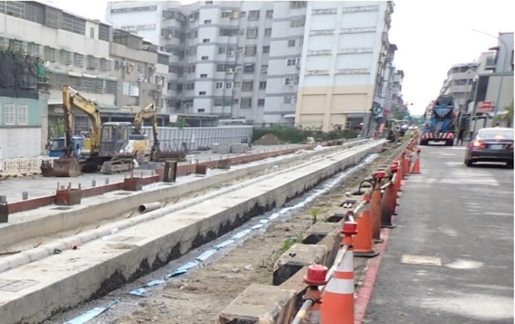 台水七區處拓寬小港區過雄街並埋設新管 提升水壓與供水品質 台水七區處拓寬小港區過雄街並埋設新管-提升水壓與供水品質