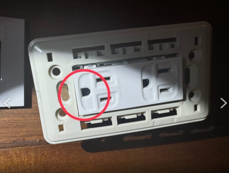 女子機警發現旅館房間內有針孔攝影機-警方帶回追查