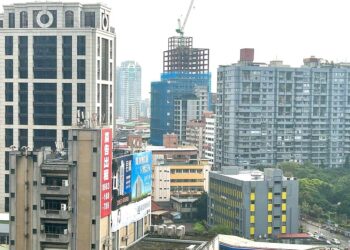 崩跌的開始？股市跳空煞不住…專家揭「房價3劇變」：時機來了