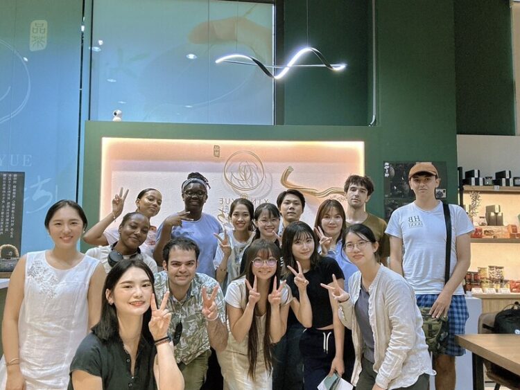 外籍學生茶香之旅:探索中西茶文化差異,感受心玥坊獨特魅力 外籍學生茶香之旅:探索中西茶文化差異,感受心玥坊獨特魅力